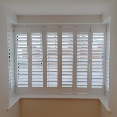 Shutters for a square bay